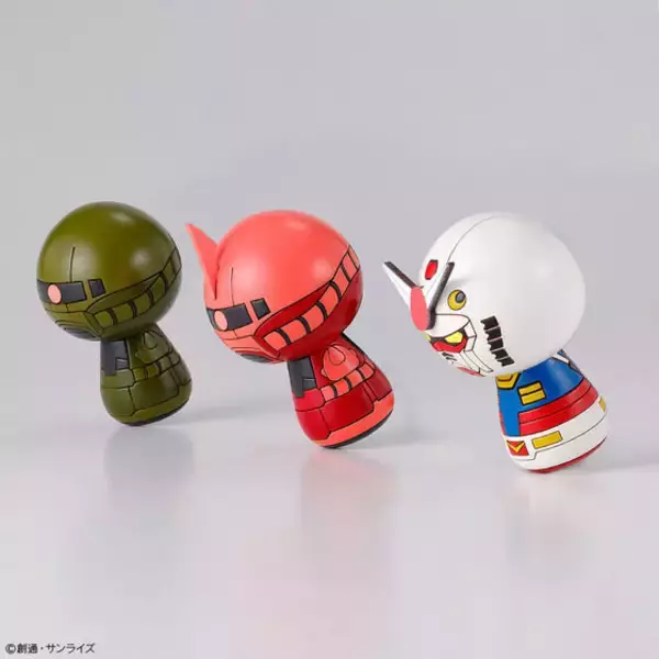 「ガンダム・シャア専用ザク・量産型ザクIIが可愛いこけしに！細かい部分を忠実に再現、プレバン限定3体セットには専用の台座が付属」の画像