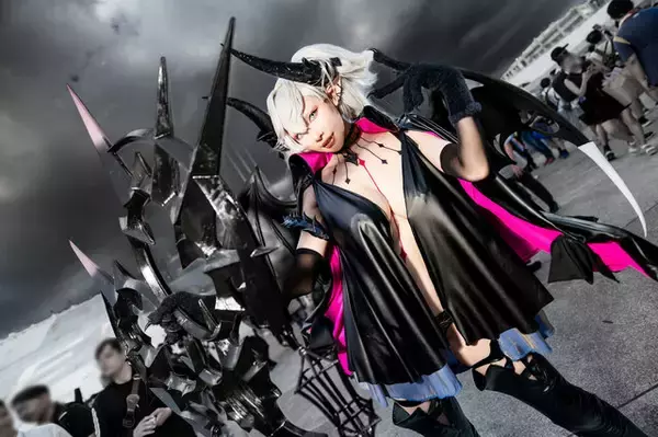 「【コスプレ】『FGO』リリスの大胆不敵な佇まい！スタイル抜群の台湾美女のエナメル衣装が妖艶すぎた【写真8枚】」の画像