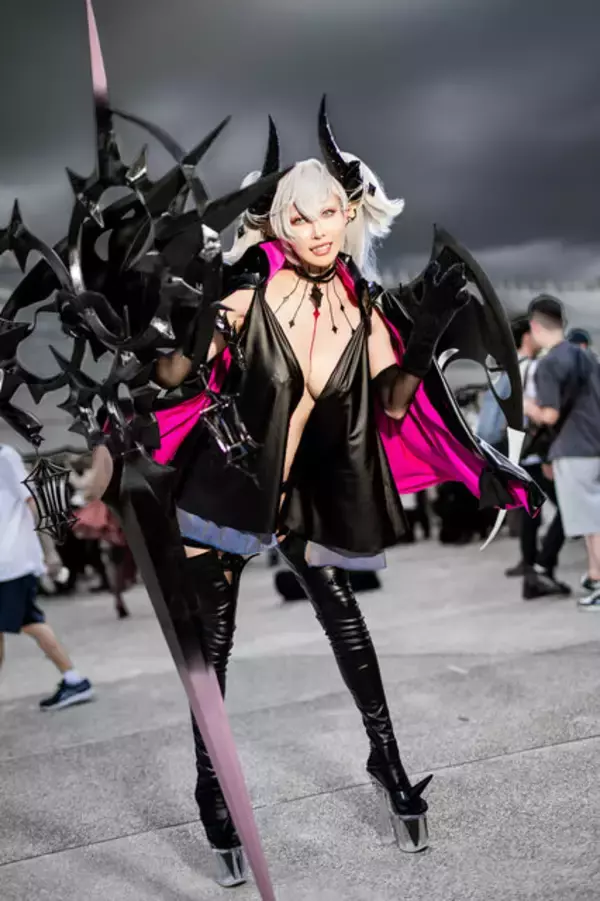 「【コスプレ】『FGO』リリスの大胆不敵な佇まい！スタイル抜群の台湾美女のエナメル衣装が妖艶すぎた【写真8枚】」の画像