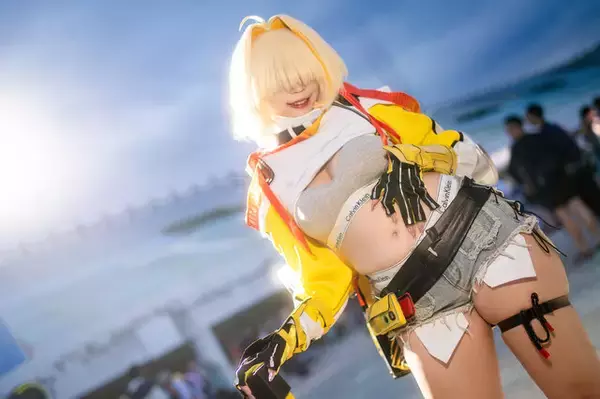 「【コスプレ】等身大フィギュアのような完璧なスタイル！『NIKKE』エレグは曲線美を活かしたポージングが素晴らしすぎた【写真7枚】」の画像