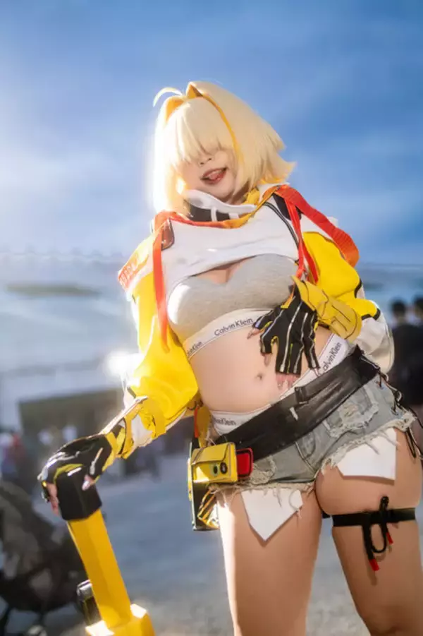 「【コスプレ】等身大フィギュアのような完璧なスタイル！『NIKKE』エレグは曲線美を活かしたポージングが素晴らしすぎた【写真7枚】」の画像