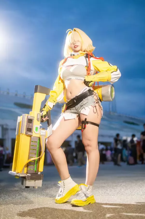 「【コスプレ】等身大フィギュアのような完璧なスタイル！『NIKKE』エレグは曲線美を活かしたポージングが素晴らしすぎた【写真7枚】」の画像