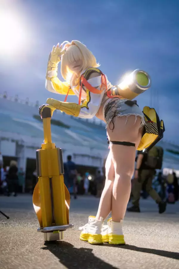 「【コスプレ】等身大フィギュアのような完璧なスタイル！『NIKKE』エレグは曲線美を活かしたポージングが素晴らしすぎた【写真7枚】」の画像