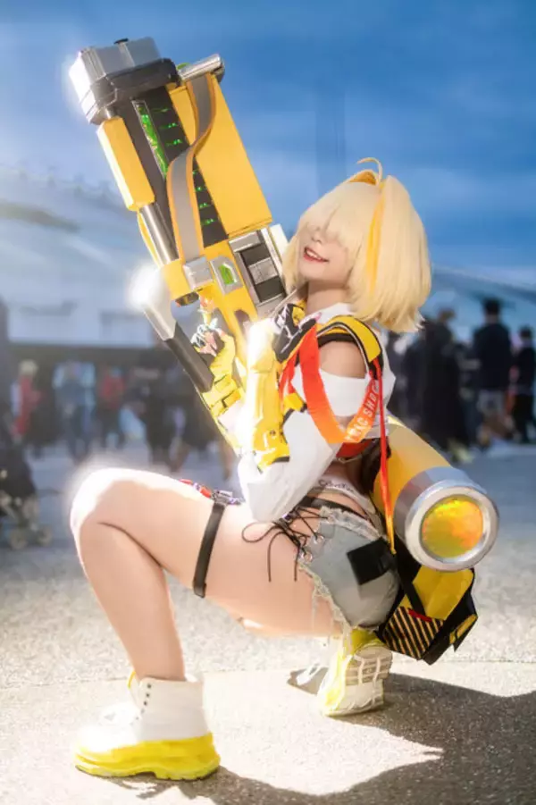 「【コスプレ】等身大フィギュアのような完璧なスタイル！『NIKKE』エレグは曲線美を活かしたポージングが素晴らしすぎた【写真7枚】」の画像