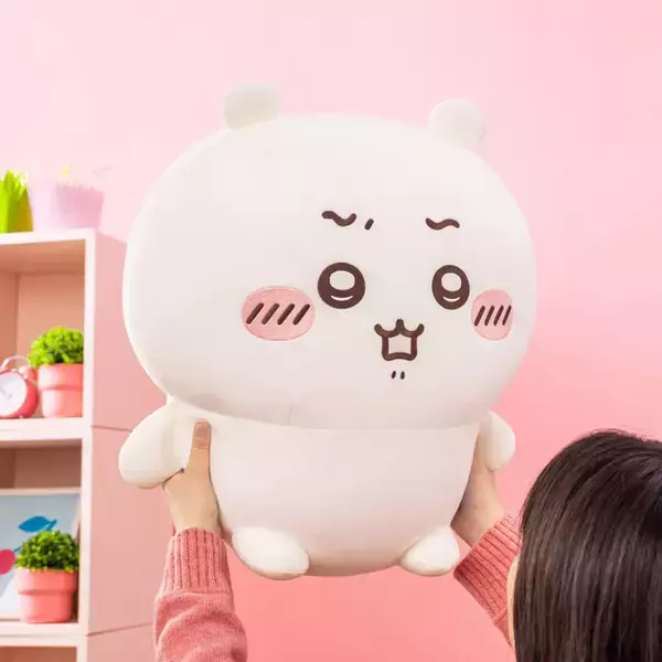 「オンラインくじ「ちいかわだらけくじ」が衝撃ラインナップ！ぬいぐるみやポシェットまで、“全部ちいかわ尽くし”」の画像