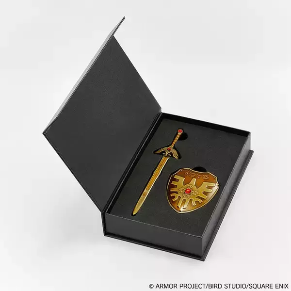 「『ドラクエ』40周年記念グッズがエモい！ロト装備やスライムたちのずっしり重いメタルフィギュアが、歴史を印象付ける特別カラーに」の画像