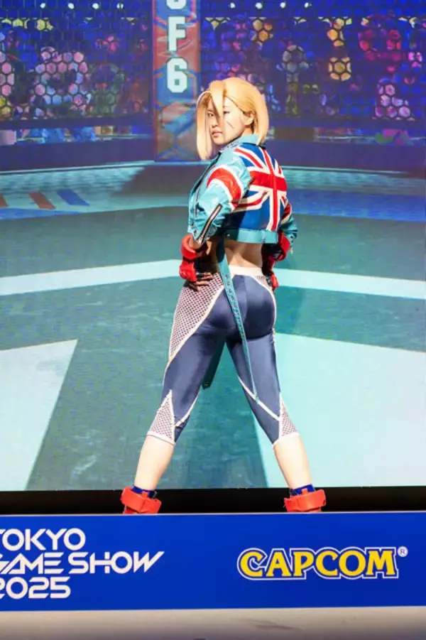 「【コスプレ】『スト6』人気キャラのキャミィと戦える？！鍛えられた腹筋vs小柄な美少女レイヤーのファイトはいかに【TGS2025】」の画像