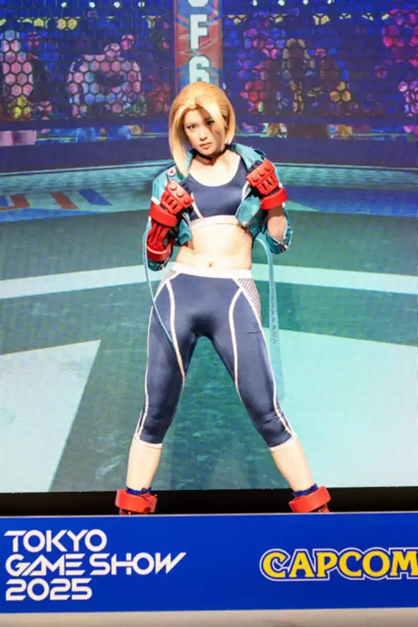 「【コスプレ】『スト6』人気キャラのキャミィと戦える？！鍛えられた腹筋vs小柄な美少女レイヤーのファイトはいかに【TGS2025】」の画像