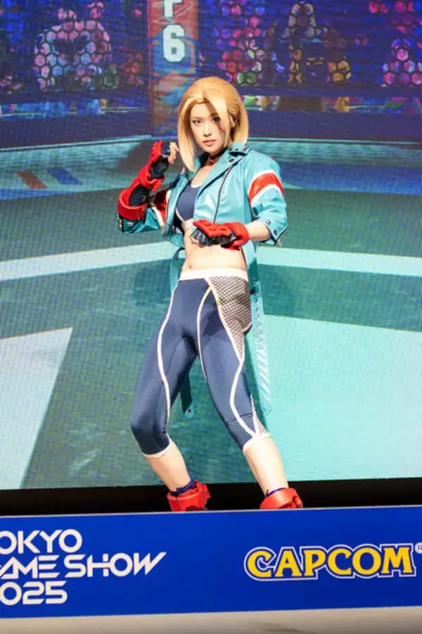「【コスプレ】『スト6』人気キャラのキャミィと戦える？！鍛えられた腹筋vs小柄な美少女レイヤーのファイトはいかに【TGS2025】」の画像