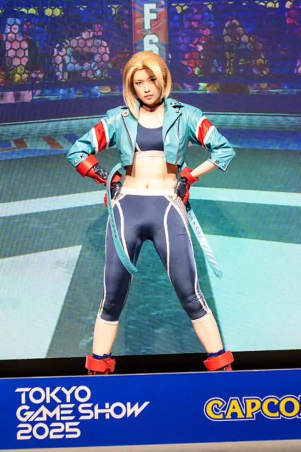 「【コスプレ】『スト6』人気キャラのキャミィと戦える？！鍛えられた腹筋vs小柄な美少女レイヤーのファイトはいかに【TGS2025】」の画像