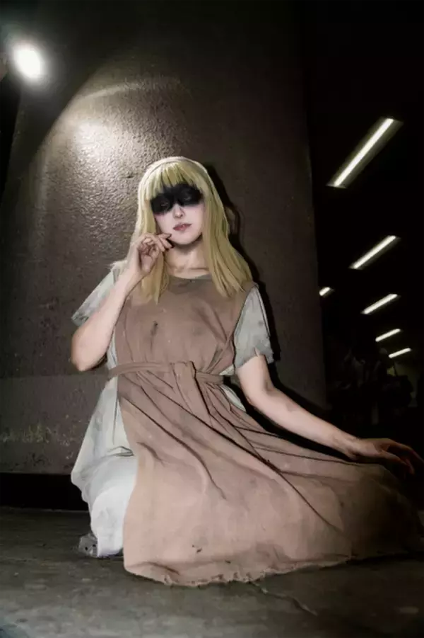 「【コスプレ】46歳のおばちゃんが今度は大阪から東京に歩いて来た！？「進撃の巨人」始祖ユミルがホンモノすぎる【写真9枚】」の画像