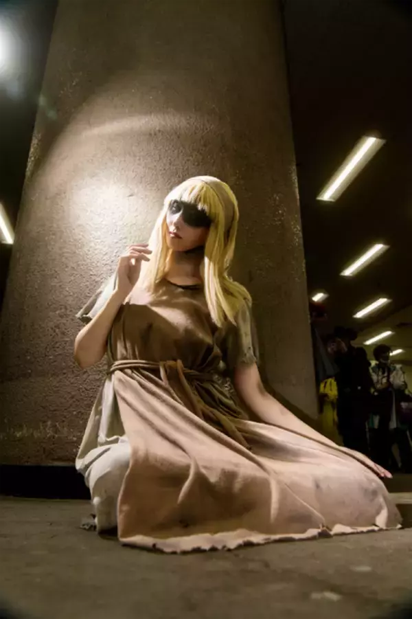 「【コスプレ】46歳のおばちゃんが今度は大阪から東京に歩いて来た！？「進撃の巨人」始祖ユミルがホンモノすぎる【写真9枚】」の画像