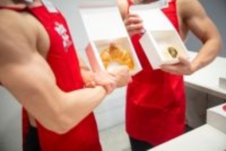 渋谷に「マッスルマート」爆誕！イケメンマッチョ店員が筋肉パンとプロテインを無料配布─高たんぱく・低脂質のスキムミルクを全力PR【レポ】