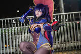 「【コスプレ】フィット感のある衣装が作るシルエットが美しい！『原神』モナのくりっとした瞳が可愛い美女レイヤーが夜景に映える【写真9枚】」の画像1
