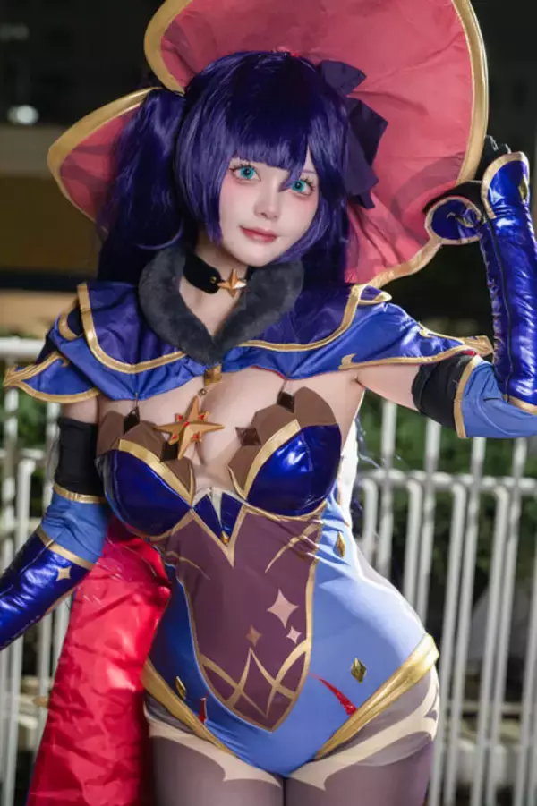 「【コスプレ】フィット感のある衣装が作るシルエットが美しい！『原神』モナのくりっとした瞳が可愛い美女レイヤーが夜景に映える【写真9枚】」の画像