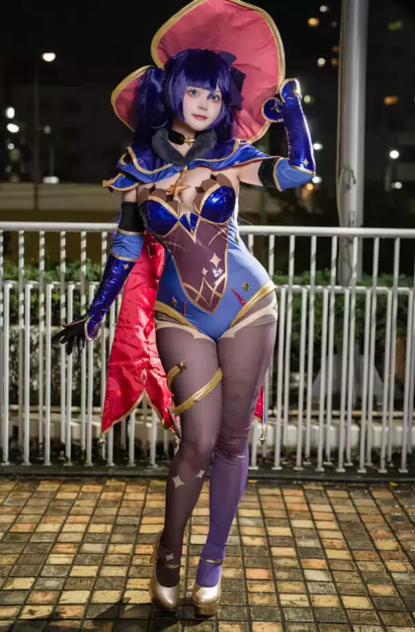 「【コスプレ】フィット感のある衣装が作るシルエットが美しい！『原神』モナのくりっとした瞳が可愛い美女レイヤーが夜景に映える【写真9枚】」の画像