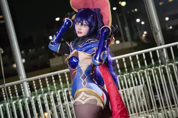 「【コスプレ】フィット感のある衣装が作るシルエットが美しい！『原神』モナのくりっとした瞳が可愛い美女レイヤーが夜景に映える【写真9枚】」の画像