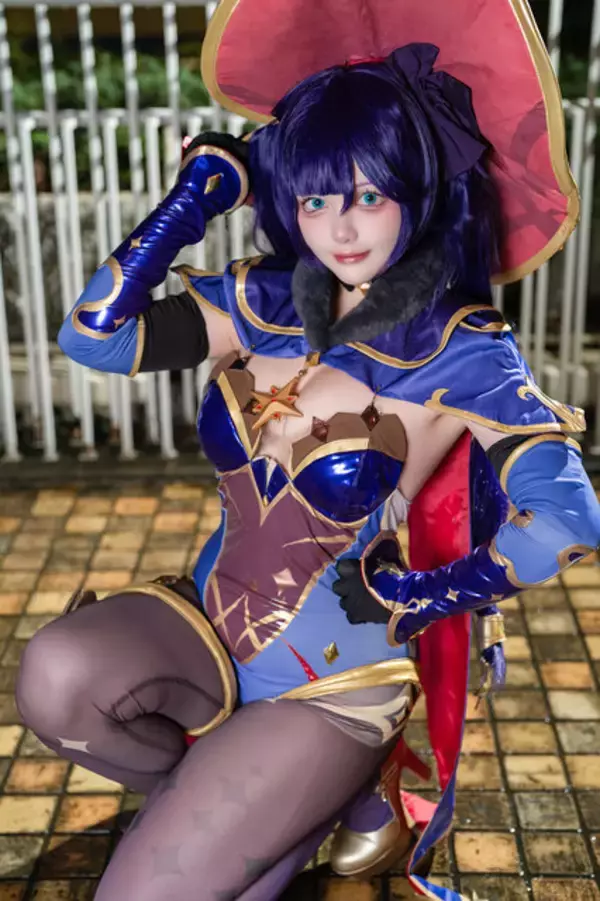 「【コスプレ】フィット感のある衣装が作るシルエットが美しい！『原神』モナのくりっとした瞳が可愛い美女レイヤーが夜景に映える【写真9枚】」の画像