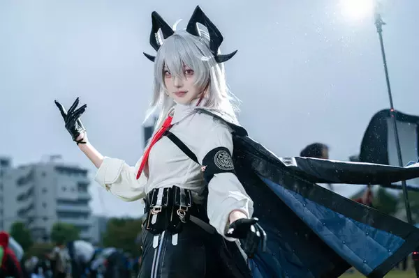 「【コスプレ】大きな瞳とタイトなパンツが似合う『鳴潮』ザンニーがかっこいい！シルエットが映えるポージングにも注目【写真8枚】」の画像