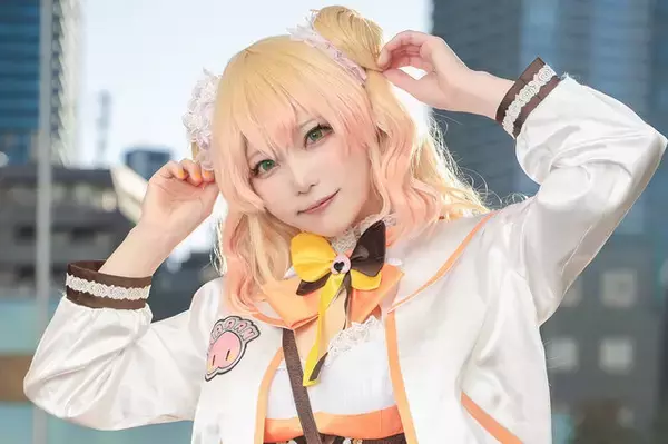 【コスプレ】可愛いアイドル衣装とキュートな笑顔で元気をくれる！ホロライブ「桃鈴ねね」の美女レイヤーにメロメロ【写真10枚】