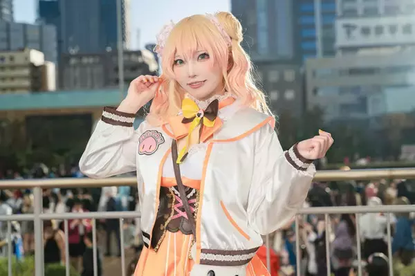 「【コスプレ】可愛いアイドル衣装とキュートな笑顔で元気をくれる！ホロライブ「桃鈴ねね」の美女レイヤーにメロメロ【写真10枚】」の画像