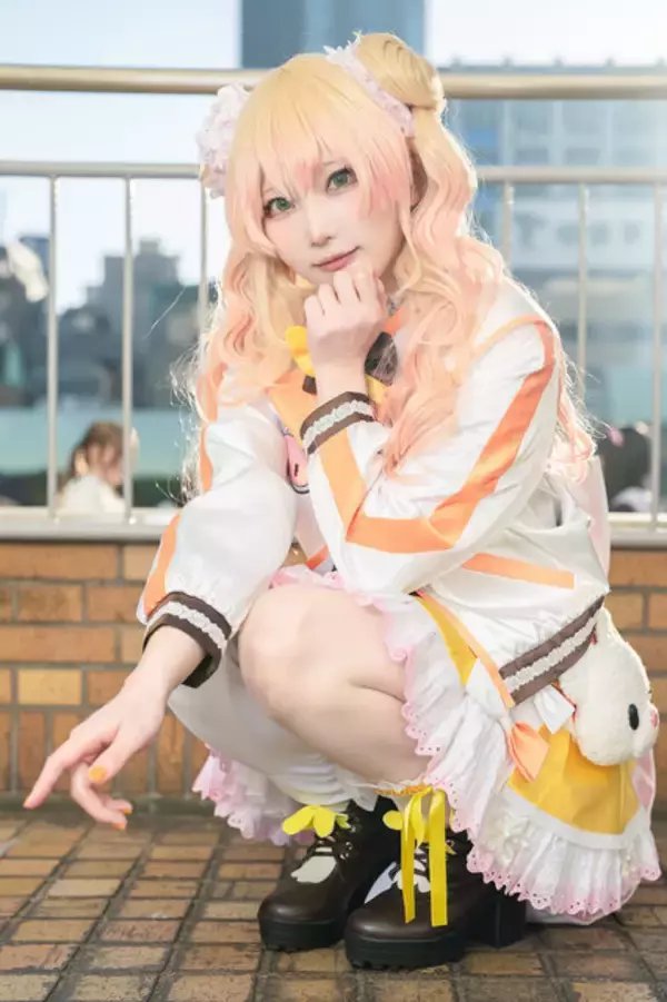 「【コスプレ】可愛いアイドル衣装とキュートな笑顔で元気をくれる！ホロライブ「桃鈴ねね」の美女レイヤーにメロメロ【写真10枚】」の画像