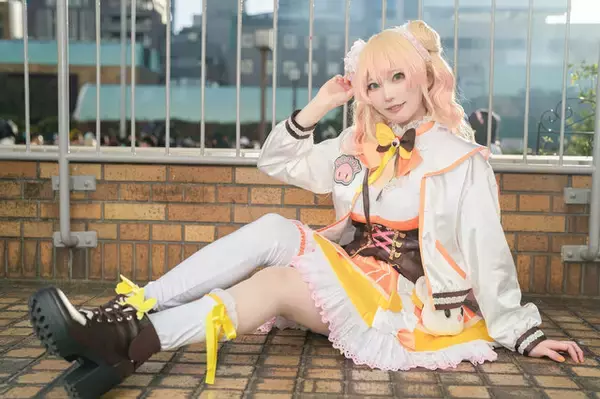 「【コスプレ】可愛いアイドル衣装とキュートな笑顔で元気をくれる！ホロライブ「桃鈴ねね」の美女レイヤーにメロメロ【写真10枚】」の画像