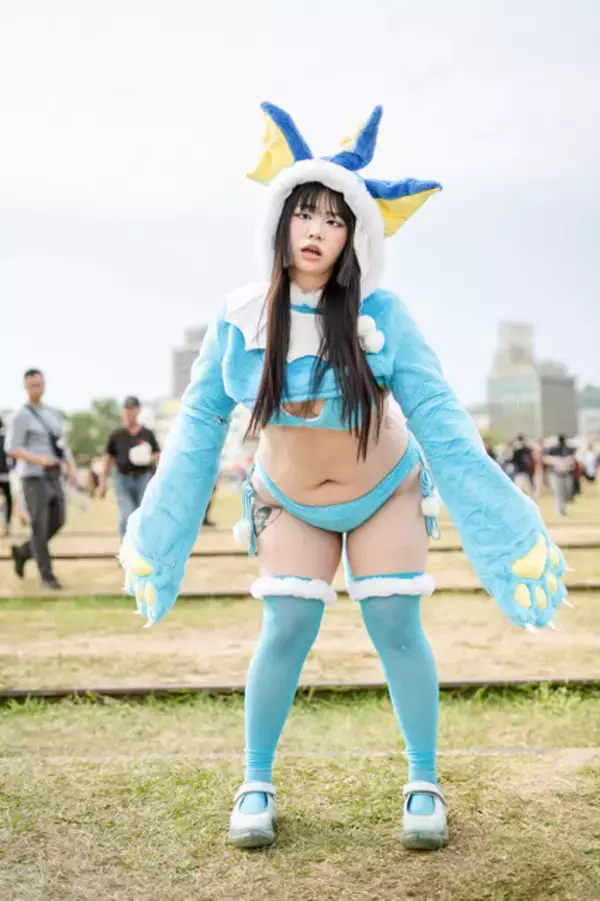 「【コスプレ】曲線美豊かなド迫力ボディは必見！『ポケモン』シャワーズの夏衣装が寒さに負けない美しさでした【写真8枚】」の画像