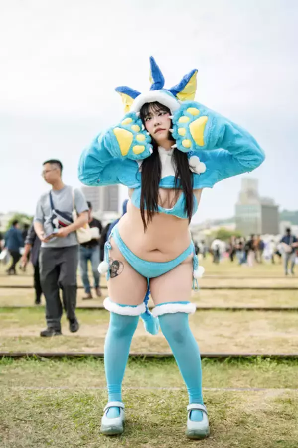 「【コスプレ】曲線美豊かなド迫力ボディは必見！『ポケモン』シャワーズの夏衣装が寒さに負けない美しさでした【写真8枚】」の画像