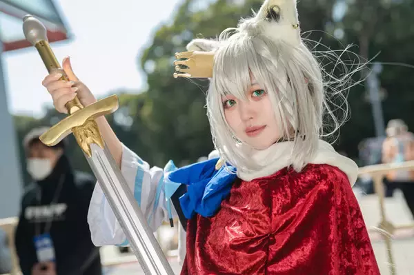 「【コスプレ】“フブキング”の愛称に偽りなし！剣を持ちマントを羽織ったフブさんが可愛いのにやたらとかっこいいー人気レイヤー・有宮ひすい【写真8枚】」の画像