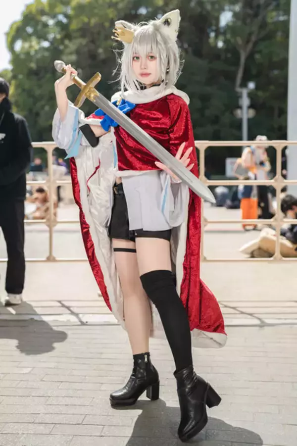 「【コスプレ】“フブキング”の愛称に偽りなし！剣を持ちマントを羽織ったフブさんが可愛いのにやたらとかっこいいー人気レイヤー・有宮ひすい【写真8枚】」の画像