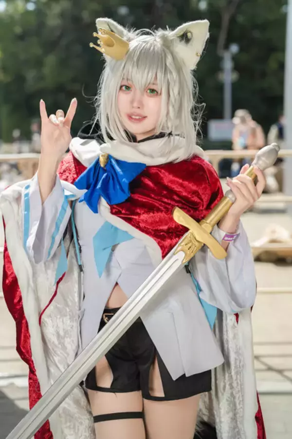 「【コスプレ】“フブキング”の愛称に偽りなし！剣を持ちマントを羽織ったフブさんが可愛いのにやたらとかっこいいー人気レイヤー・有宮ひすい【写真8枚】」の画像