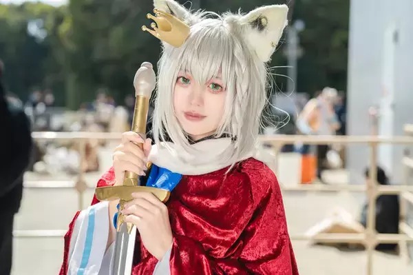 「【コスプレ】“フブキング”の愛称に偽りなし！剣を持ちマントを羽織ったフブさんが可愛いのにやたらとかっこいいー人気レイヤー・有宮ひすい【写真8枚】」の画像