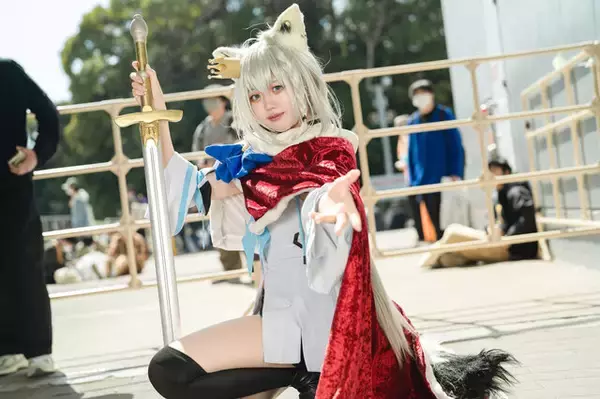「【コスプレ】“フブキング”の愛称に偽りなし！剣を持ちマントを羽織ったフブさんが可愛いのにやたらとかっこいいー人気レイヤー・有宮ひすい【写真8枚】」の画像