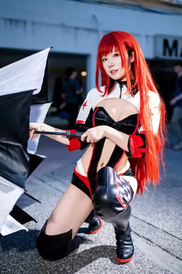 「【コスプレ】細いくびれが美しすぎる！レースクイーン姿の『NIKKE』ラピ：レッドフード、絶景S字カーブにドリフトは決まるのか【写真6枚】」の画像