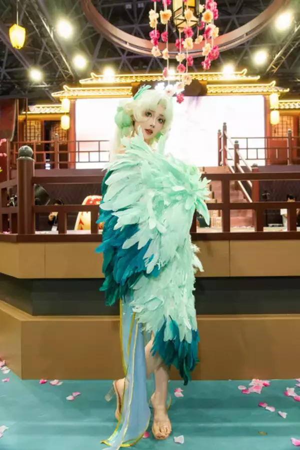 「【コスプレ】セイレーンのような豪華絢爛な姿はまるで絵画の世界！『逆水寒』中華美女の透明感がハンパない【写真7枚】」の画像