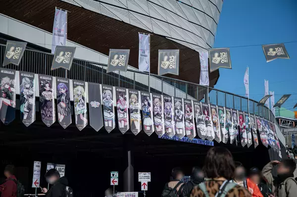 「ぶいすぽっ！フェス 2025に行ってきた―ゲーム、ライブ、展示…“お祭り”の熱狂に包まれた現地の様子を写真で紹介」の画像