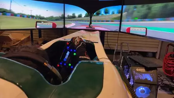 「「レーシングシュミレーター」が利用できる施設が墨田にオープン！『グランツーリスモ7』にも対応」の画像