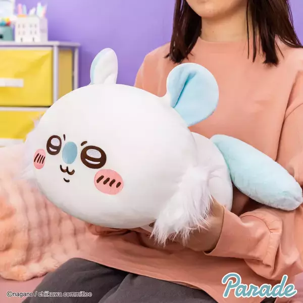 「「ちいかわ」ねそべりBIGぬいぐるみ全4種が再登場！もっちりふわふわ手触りで思わず抱きしめたくなる」の画像