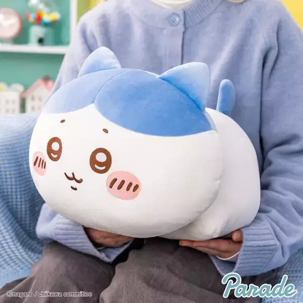 「「ちいかわ」ねそべりBIGぬいぐるみ全4種が再登場！もっちりふわふわ手触りで思わず抱きしめたくなる」の画像