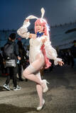 「【コスプレ】白タイツに映えるバニーガールの艶っぽい美脚！香港美女の『NIKKE』ドロシーは振り向きポーズも可愛すぎ【写真8枚】」の画像2