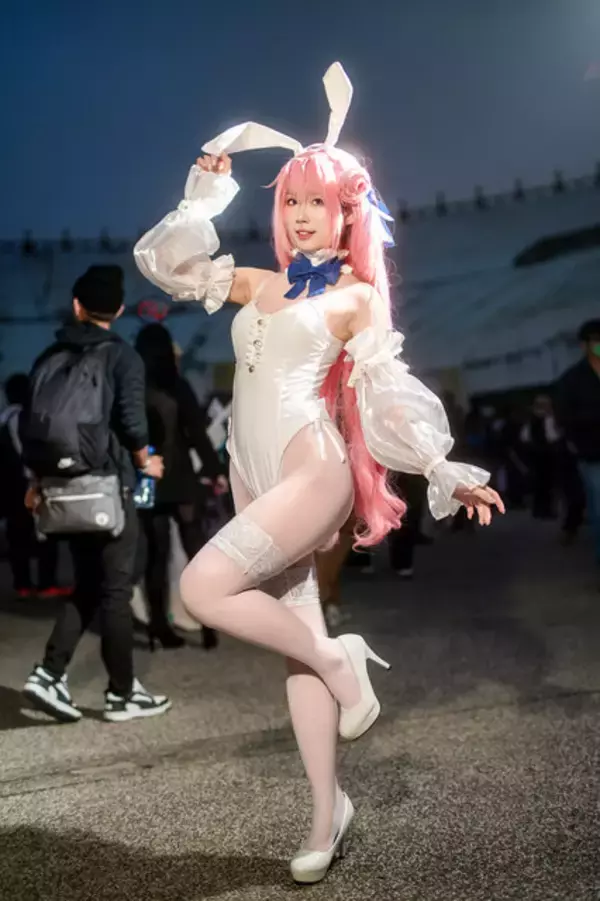 「【コスプレ】白タイツに映えるバニーガールの艶っぽい美脚！香港美女の『NIKKE』ドロシーは振り向きポーズも可愛すぎ【写真8枚】」の画像