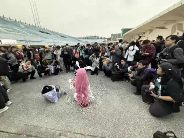 「【コスプレ】白タイツに映えるバニーガールの艶っぽい美脚！香港美女の『NIKKE』ドロシーは振り向きポーズも可愛すぎ【写真8枚】」の画像