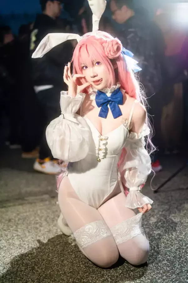「【コスプレ】白タイツに映えるバニーガールの艶っぽい美脚！香港美女の『NIKKE』ドロシーは振り向きポーズも可愛すぎ【写真8枚】」の画像