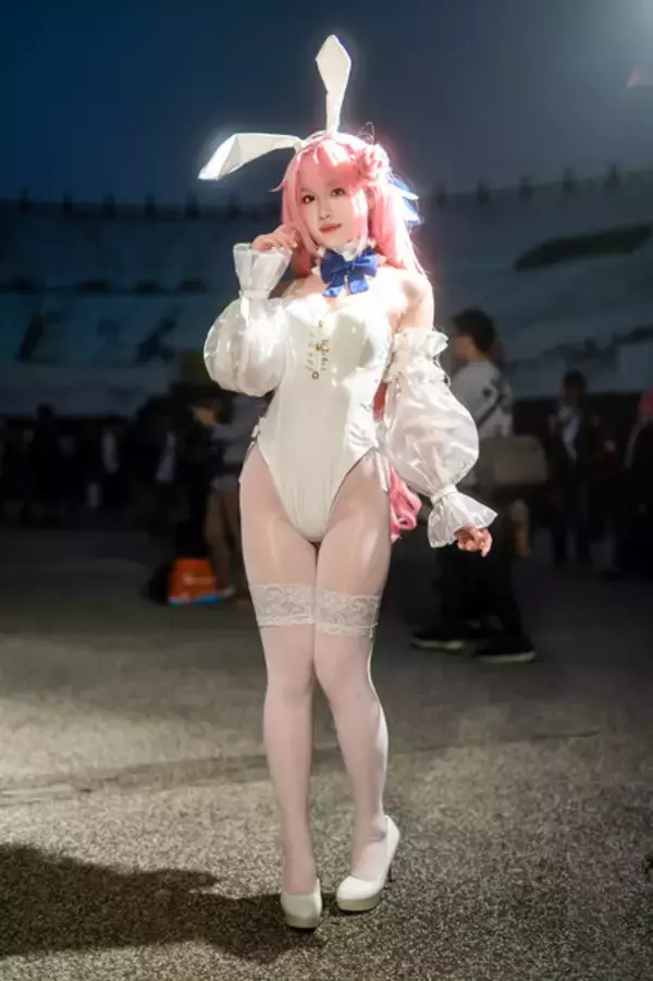 「【コスプレ】白タイツに映えるバニーガールの艶っぽい美脚！香港美女の『NIKKE』ドロシーは振り向きポーズも可愛すぎ【写真8枚】」の画像