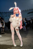 「【コスプレ】白タイツに映えるバニーガールの艶っぽい美脚！香港美女の『NIKKE』ドロシーは振り向きポーズも可愛すぎ【写真8枚】」の画像6