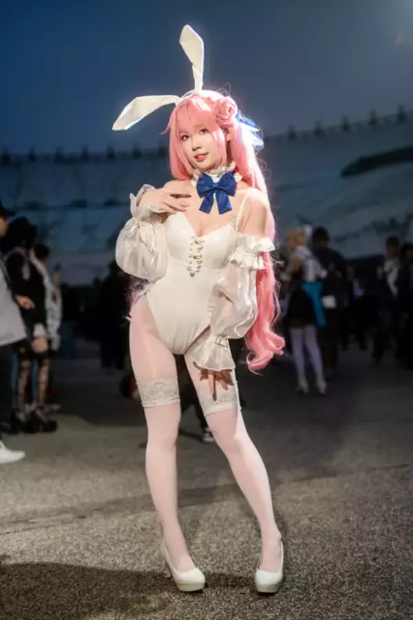 「【コスプレ】白タイツに映えるバニーガールの艶っぽい美脚！香港美女の『NIKKE』ドロシーは振り向きポーズも可愛すぎ【写真8枚】」の画像