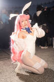 「【コスプレ】白タイツに映えるバニーガールの艶っぽい美脚！香港美女の『NIKKE』ドロシーは振り向きポーズも可愛すぎ【写真8枚】」の画像7
