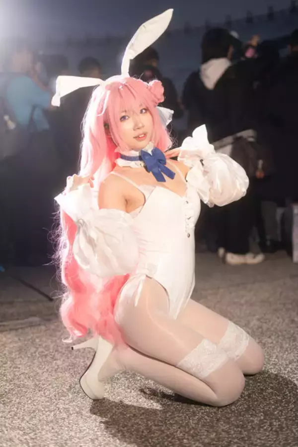「【コスプレ】白タイツに映えるバニーガールの艶っぽい美脚！香港美女の『NIKKE』ドロシーは振り向きポーズも可愛すぎ【写真8枚】」の画像