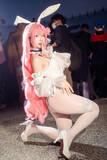 「【コスプレ】白タイツに映えるバニーガールの艶っぽい美脚！香港美女の『NIKKE』ドロシーは振り向きポーズも可愛すぎ【写真8枚】」の画像8